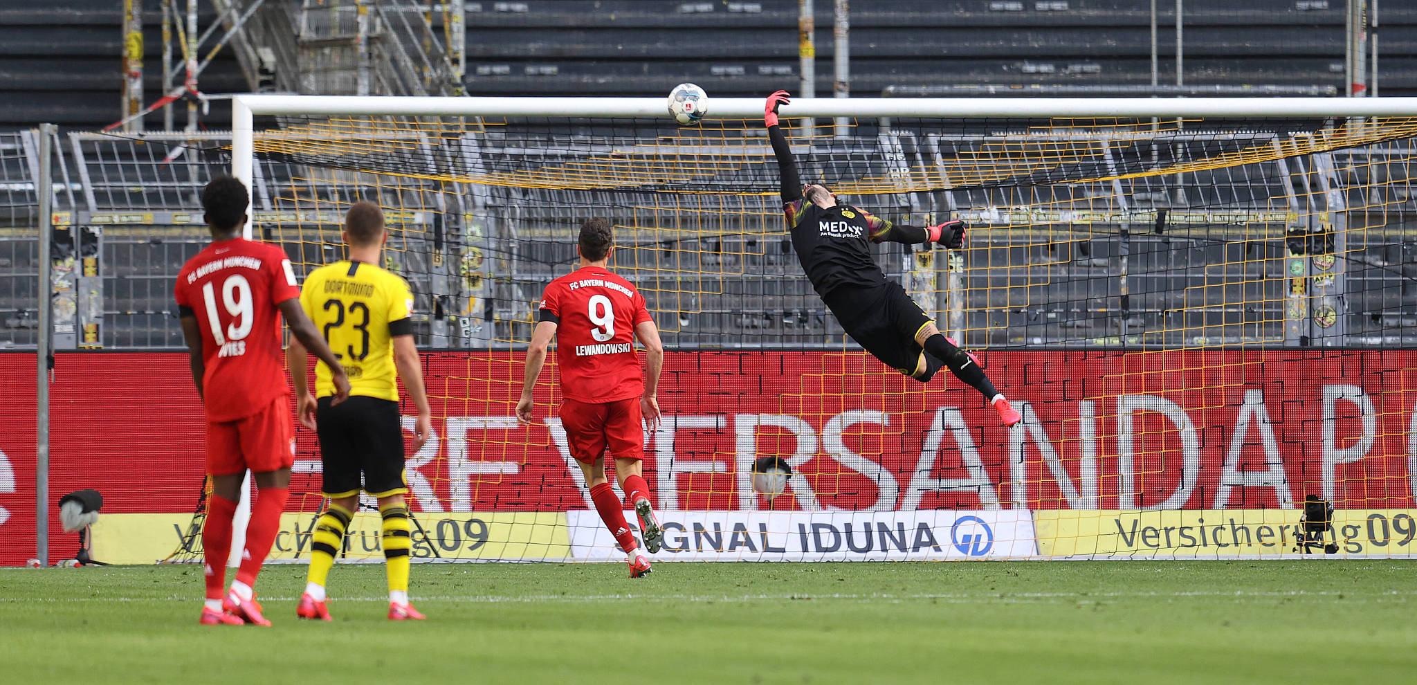 英雄联盟比赛直播官网-里昂赛后门线救险，志在德甲名次提升，更衣室稳定，团队化学反应显著(欧尔班当面霸气回怼冯德莱恩)